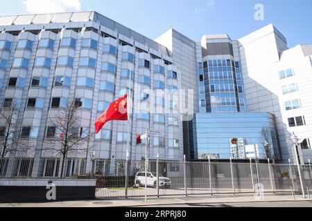 News Bilder des Tages 200404 -- BERLIN, 4. April 2020 -- eine chinesische Nationalflagge fliegt auf halbem Mast um Märtyrer zu trauern, die im Kampf gegen die neuartige Coronavirus-Krankheit COVID-19-Ausbruch gestorben sind, und Landsleute, die an der Krankheit gestorben sind, in der chinesischen Botschaft in Deutschland in Berlin, Deutschland, 4. April 2020. DEUTSCHLAND-BERLIN-COVID-19-CHINESISCHE BOTSCHAFT-NATIONALE FLAGGE-HALBMAST SHANXYUQI PUBLICATIONXNOTXINXCHN Stockfoto