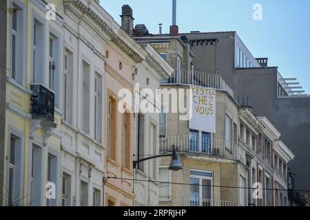 200405 -- PEKING, 5. April 2020 -- Ein Banner, Das auf einem Balkon hing und bei Ihnen zu Hause liest, ist in Brüssel, Belgien, 24. März 2020 zu sehen. ZU GEHEN MIT XINHUA SCHLAGZEILEN VOM 5. APRIL 2020 FOTO VON /XINHUA EUROPE-BATTLE AGAINST COVID-19-SECOND WINDOW OF OPPORTUNITY RICCARDOXPAREGGIANI PUBLICATIONXNOTXINXCHN Stockfoto