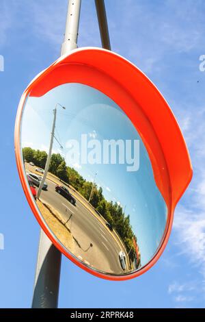 Sphärischer Straßenspiegel auf blauem Himmelshintergrund – Nahaufnahme Stockfoto