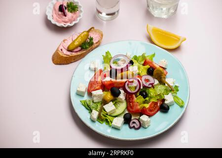 Geek-Salat mit Feta-Käse und Oliven Stockfoto