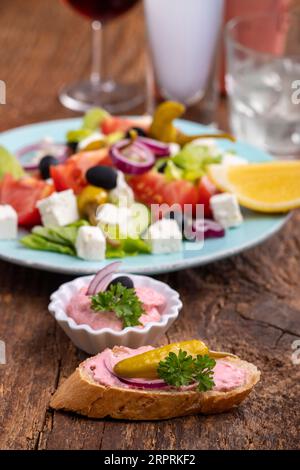 Geek-Salat mit Feta-Käse und Oliven Stockfoto