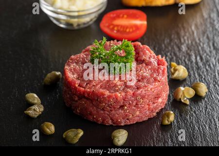 Steak Tartare auf schwarzem Schiefer Stockfoto