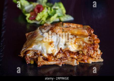 Lasagne auf schwarzem Schiefer Stockfoto