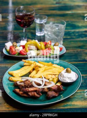 griechische Gyros mit pommes und tzaziki Stockfoto