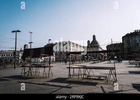 Coronavirus in Italien, Eindrücke aus Turin 200405 -- TURIN ITALIEN, 5. April 2020 Xinhua -- wenige Menschen gehen am 4. April 2020 über einen Platz in Turin, Italien. Zwischen Samstag und Sonntag lag die Zahl der COVID-19-Todesopfer in Italien bei 525, der niedrigsten Tageszahl seit dem 19. März, als COVID-19, die durch das Coronavirus verursachte Krankheit, 427 Menschenleben forderte. Foto: Federico Tardito/Xinhua ITALY-TURIN-COVID-19 PUBLICATIONxNOTxINxCHN Stockfoto