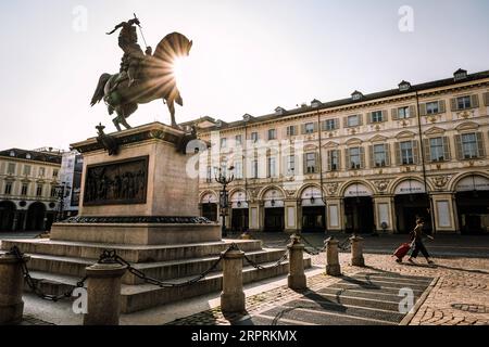 Coronavirus in Italien, Eindrücke aus Turin 200405 -- TURIN ITALIEN, 5. April 2020 Xinhua -- Eine Frau geht am 4. April 2020 auf einer Straße in Turin, Italien. Zwischen Samstag und Sonntag lag die Zahl der COVID-19-Todesopfer in Italien bei 525, der niedrigsten Tageszahl seit dem 19. März, als COVID-19, die durch das Coronavirus verursachte Krankheit, 427 Menschenleben forderte. Foto: Federico Tardito/Xinhua ITALY-TURIN-COVID-19 PUBLICATIONxNOTxINxCHN Stockfoto