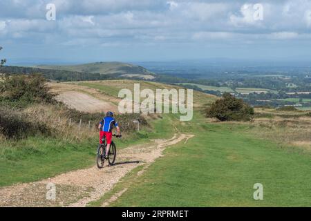 Radfahrer auf dem South Downs Way, South Downs National Park am Ditchling Beacon, East Sussex, Großbritannien. Stockfoto