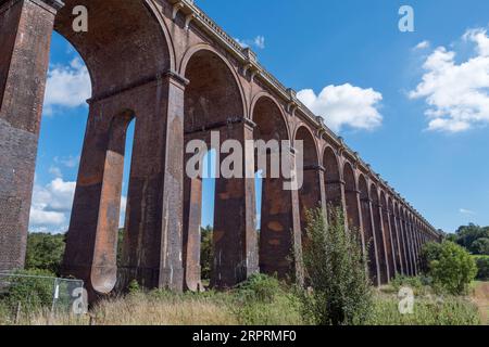 Der Ouse Valley Viaduct (oder Balcombe Viaduct) führt die London-Brighton Railway Line über den Fluss Ouse in Sussex. Stockfoto