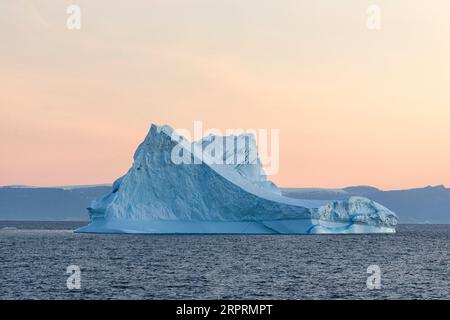 Beeindruckender schwimmender Pinakel-Eisberg in Disko Bay in der arktischen Morgendämmerung vor Sonnenaufgang. Disko Bay, Baffin Bay, Grönland Dänemark, Europa Stockfoto