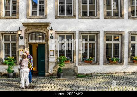 Blick auf das alte Gebäude mit Tür und Fenstern Stockfoto