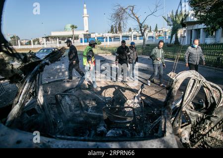 News Bilder des Tages 200407 -- TRIPOLI, 7. April 2020 Xinhua -- Menschen überprüfen die Schäden in einem Krankenhaus, das von Raketen in Tripoli, Libyen, am 6. April 2020 getroffen wurde. Das Gesundheitsministerium der von den Vereinten Nationen unterstützten libyschen Regierung beschuldigte am Montag die rivalisierende Armee aus dem Osten, ein Krankenhaus angegriffen zu haben, in dem COVID-19-Patienten in Tripoli behandelt werden, da der bewaffnete Konflikt zwischen der von den Vereinten Nationen unterstützten Regierung und der Armee aus dem Osten andauert. Am 4. April 2019 startete die im Osten stationierte Armee eine Militäraktion in und um Tripoli, um die Hauptstadt zu übernehmen und die von den Vereinten Nationen unterstützte Regierung zu stürzen. Foto: Amru Salahudd Stockfoto