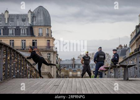 200407 -- PARIS, 7. April 2020 Xinhua -- Athleten werden von den Polizisten auf einer Brücke in Paris, Frankreich, überprüft, 6. April 2020. Frankreich meldete am Montag 833 weitere COVID-19-Todesfälle, was die Gesamtzahl auf 8.911 erhöht, während Infektionen, die sowohl in Krankenhäusern bestätigt als auch bestätigte oder mögliche Fälle aus Pflegeheimen gemeldet wurden, auf 98.010. Foto von Aurelien Morissard/Xinhua FRANCE-PARIS-COVID-19 PUBLICATIONxNOTxINxCHN Stockfoto