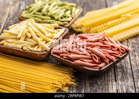 Fusilli pugliesi. Italienische dreifarbige gedrehte Pasta in der Schüssel. Stockfoto