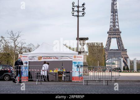 200407 -- PARIS, 7. April 2020 Xinhua -- Biologen von Eylau Unilabs Analysis Laboratories arbeiten an einer COVID-19-Durchfahrtsteststation in der Nähe der Champs de Mars in Paris, Frankreich, 7. April 2020. Foto von Aurelien Morissard/Xinhua FRANCE-PARIS-COVID-19-DRIVE DURCH TEST PUBLICATIONxNOTxINxCHN Stockfoto