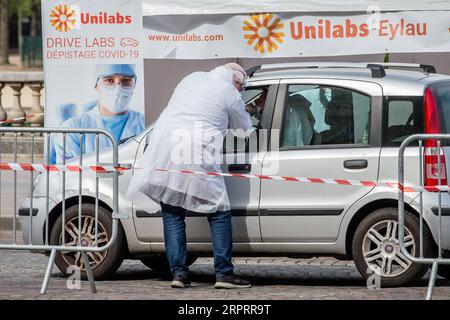 200407 -- PARIS, 7. April 2020 Xinhua -- Ein Biologe von Eylau Unilabs Analysis Laboratories sammelt eine Probe von einem Fahrer an einer COVID-19-Durchfahrtsteststation in der Nähe der Champs de Mars in Paris, Frankreich, 7. April 2020. Foto von Aurelien Morissard/Xinhua FRANCE-PARIS-COVID-19-DRIVE DURCH TEST PUBLICATIONxNOTxINxCHN Stockfoto