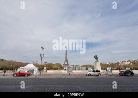 200407 -- PARIS, 7. April 2020 Xinhua -- Eine COVID-19-Durchfahrteststation wird in der Nähe der Champs de Mars in Paris, Frankreich, am 7. April 2020 gesehen. Foto von Aurelien Morissard/Xinhua FRANCE-PARIS-COVID-19-DRIVE DURCH TEST PUBLICATIONxNOTxINxCHN Stockfoto