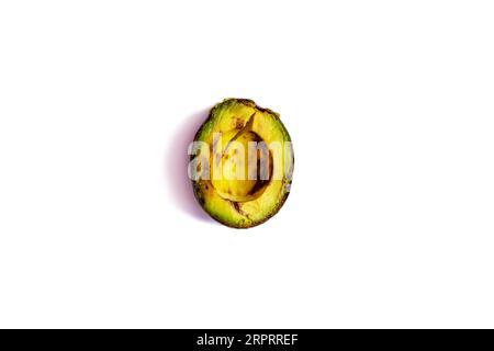 Überreife, verdorbene Avocado auf weißem Hintergrund Stockfoto