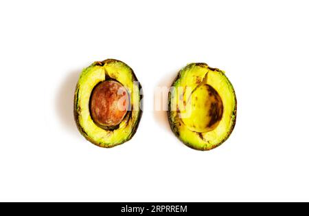 Überreife, verdorbene Avocado auf weißem Hintergrund Stockfoto