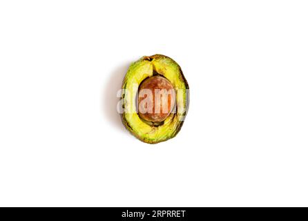 Überreife, verdorbene Avocado auf weißem Hintergrund Stockfoto