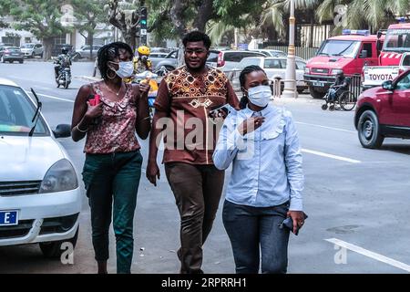 200407 -- DAKAR, 7. April 2020 Xinhua -- Menschen mit Gesichtsmasken gehen am 7. April 2020 auf einer Straße in Dakar, Senegal. Das senegalesische Ministerium für Gesundheit und soziale Maßnahmen sagte am Dienstag, dass 13 weitere Patienten von COVID-19 geheilt wurden, was die Gesamtzahl der im Land geheilten Patienten auf 105 erhöht hat. Der senegalesische Gesundheitsminister Aboudulaye Diouf Sarr sagte auch, dass die Gesamtzahl der bestätigten Fälle des Landes bei 237 lag. Von den 237 bestätigten Fällen sind 85 eingeführte Fälle. Foto von Eddy Peters/Xinhua SENEGAL-DAKAR-COVID-19-CASES PUBLICATIONxNOTxINxCHN Stockfoto