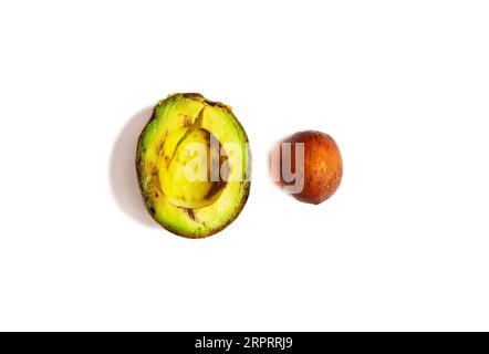 Überreife, verdorbene Avocado auf weißem Hintergrund Stockfoto