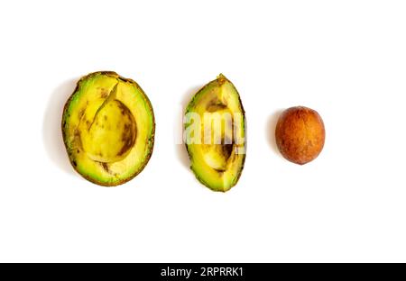 Überreife, verdorbene Avocado auf weißem Hintergrund Stockfoto