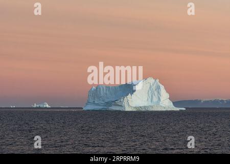 Riesiger schwimmender Eisberg in Disko Bay in der arktischen Morgendämmerung. Disko Bay, Qeqertarsuup Tunua, Baffin Bay, Grönland, Dänemark, Europa Stockfoto