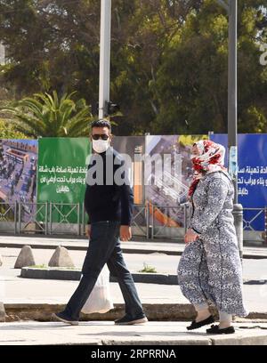 200407 -- RABAT, 7. April 2020 -- Menschen mit Gesichtsmasken gehen am 7. April 2020 auf einer Straße in Rabat, Marokko. Am Dienstag machte Marokko das Tragen von Gesichtsmasken außerhalb des Hauses obligatorisch. Die Zahl der Todesopfer durch COVID-19 am Dienstag erreichte 90 in Marokko unter den 1.184 bestätigten Fällen, sagte das gesundheitsministerium. Foto von /Xinhua MOROCCO-RABAT-COVID-19-FACE MASKEN Chadi PUBLICATIONxNOTxINxCHN Stockfoto