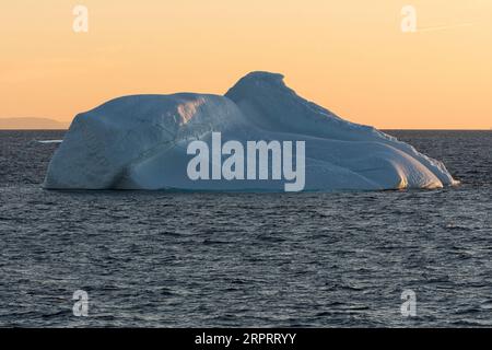 Riesiger schwimmender Eisberg in der Disko Bay in der arktischen Morgendämmerung kurz nach Sonnenaufgang. Disko Bay, Baffin Bay, Grönland, Dänemark, Europa Stockfoto
