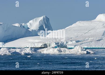 Beeindruckende schwimmende Eisberge in der arktischen Sonne im UNESCO-Weltkulturerbe Ilulissat-Eisfjord. Ilulissat, Avanaata, Grönland, Dänemark Stockfoto