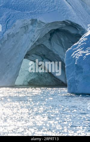 Nahaufnahme eines beeindruckenden schwimmenden Eisbergs in der arktischen Sonne im UNESCO-Weltkulturerbe Ilulissat Icefjord in der Nähe von Ilulissat. Ilulissat, Grönland Stockfoto