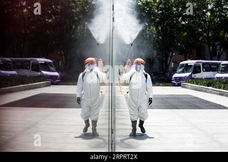 200408 -- PEKING, 8. April 2020 -- Ein Arbeiter desinfiziert eine Straße in Mexiko-Stadt, Mexiko, 6. April 2020. Foto von /Xinhua XINHUA FOTOS DES TAGES FranciscoxCanedo PUBLICATIONxNOTxINxCHN Stockfoto