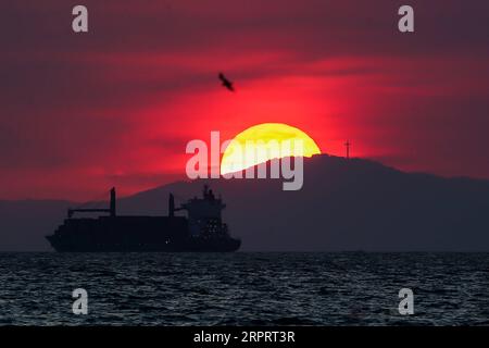 200408 -- PEKING, 8. April 2020 -- Foto aufgenommen am 7. April 2020 zeigt die Sonnenuntergangslandschaft in der Manila Bay in Pasay City, Philippinen. XINHUA FOTOS DES TAGES RouellexUmali PUBLICATIONxNOTxINxCHN Stockfoto