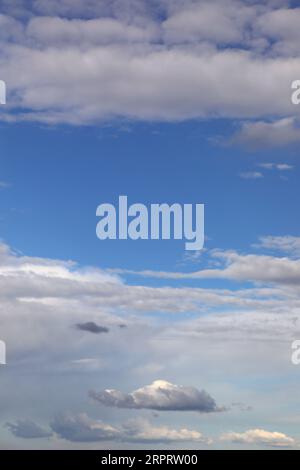 Weiße und graue Wolken und blauer Himmel ohne Flugzeuge Stockfoto