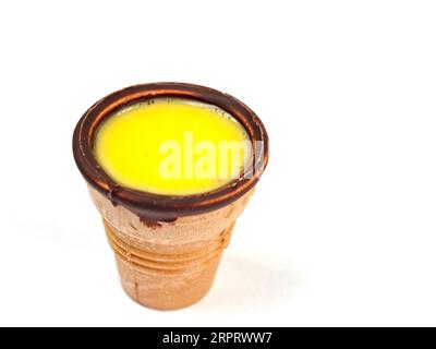 Eiertau in einem Waffelbecher vor weißem Hintergrund Stockfoto