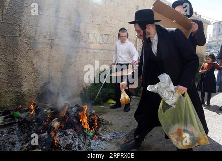 200408 -- JERUSALEM, 8. April 2020 Xinhua -- Ultra-orthodoxe Juden verbrennen gesäuerte Gegenstände während der letzten Vorbereitungen vor dem Beginn des jüdischen Passahfestes in Jerusalem, 8. April 2020. Foto von Gil Cohen Magen/Xinhua MIDEAST-JERUSALEM-PASSOVER-PRÄPARAT PUBLICATIONxNOTxINxCHN Stockfoto