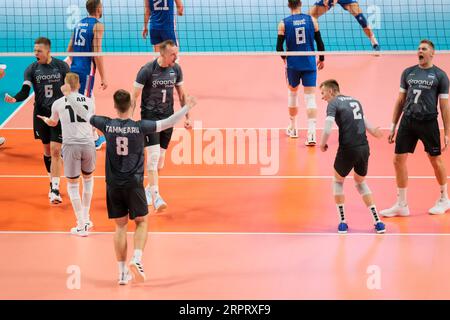 Ancona, Italien. September 2023. Die estnischen Mannschaftsspieler reagieren während der Finalrunde am 6. Tag der Männer-Volleyball-Europameisterschaft 2023 zwischen Serbien und Estland in Palaprometeo. Endstand; Serbien 3:0 Estland. (Foto: Davide Di Lalla/SOPA Images/SIPA USA) Credit: SIPA USA/Alamy Live News Stockfoto