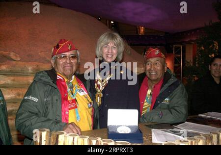 Secretary Gale Norton, der die Ausstellung der amerikanischen Ureinwohner besichtigt, sowie Veteranen des Marine Corps aus dem Zweiten Weltkrieg von Navajo Code Talker, darunter Teddy Draper, links von Norton. Das Foto wurde für die Vorbereitung des Videos des Innenministeriums zur Norton-Amtszeit ausgewählt Stockfoto