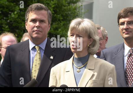 Der Gouverneur von Florida, Jeb Bush, und Minister Gale Norton, sprachen mit Reportern im Weißen Haus über den Kauf von Mineralrechten durch die Regierung im Big Cypress National Preserve in Florida. Das Foto wurde für die Vorbereitung des Videos des Innenministeriums zur Norton-Amtszeit ausgewählt Stockfoto