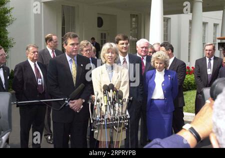 Der Gouverneur von Florida, Jeb Bush, und der Minister, Gale Norton, sprechen mit Reportern im Weißen Haus über den Kauf von Mineralrechten durch die Regierung im Big Cypress National Preserve in Florida. Das Foto wurde für die Vorbereitung des Videos des Innenministeriums zur Norton-Amtszeit ausgewählt Stockfoto