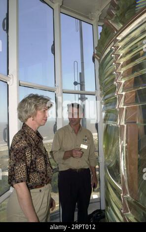 Minister Gale Norton besucht den Tybee Island Lighthouse in der Nähe von Savannah, Georgia, um die Verwahrung des Leuchtturms von der Küstenwache an die Tybee Island Historical Society zu feiern. Das Foto wurde für die Vorbereitung des Videos des Innenministeriums zur Norton-Amtszeit ausgewählt Stockfoto