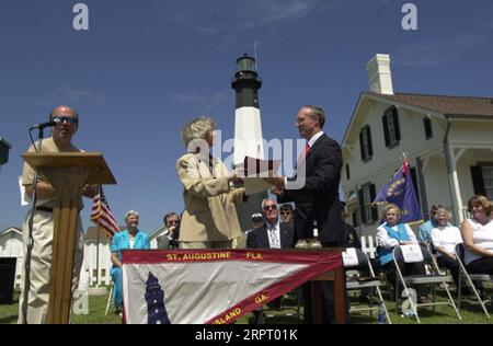 Minister Gale Norton besucht Tybee Island in der Nähe von Savannah, Georgia, um die Verwahrung des Tybee Island Lighthouse von der Küstenwache an die Tybee Island Historical Society zu feiern. Das Foto wurde für die Vorbereitung des Videos des Innenministeriums zur Norton-Amtszeit ausgewählt Stockfoto