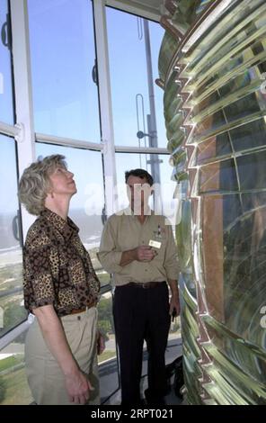 Minister Gale Norton besucht den Tybee Island Lighthouse in der Nähe von Savannah, Georgia, um die Verwahrung des Leuchtturms von der Küstenwache an die Tybee Island Historical Society zu feiern. Das Foto wurde für die Vorbereitung des Videos des Innenministeriums zur Norton-Amtszeit ausgewählt Stockfoto