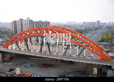 200409 -- PEKING, 9. April 2020 -- Foto aufgenommen am 9. April 2020 zeigt eine große Brücke in der Nähe des Bahnhofs Fengtai im Bezirk Fengtai von Peking, der Hauptstadt Chinas. Der Bau der Bogenbrücke mit sechs Gleispaaren im Rahmen des Umbauprojekts des Bahnhofs Fengtai wurde am Donnerstag abgeschlossen. CHINA-PEKING-EISENBAHN GRAND BRIDGE CN ZHANGXCHENLIN PUBLICATIONXNOTXINXCHN Stockfoto