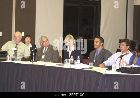 Veranstaltungen auf dem National Summit on Emerging Tribal Economies in Phoenix, Arizona, einschließlich Auftritte von Sekretär Gale Norton, vorderster Dritter von links, stellvertretender Sekretär für indische Angelegenheiten Neal McCaleb, vorderster zweiter von links, und anderen Bundesbeamten und Stammesführern. Auf dem Summit waren auch Ausstellungen zu erfolgreichen Stammesunternehmen zu sehen Stockfoto