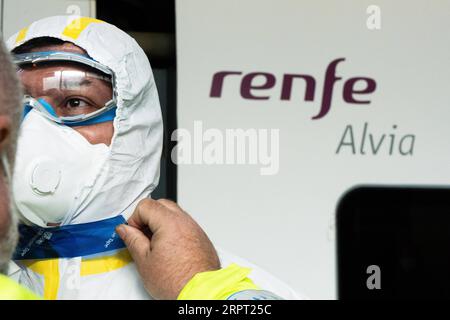200409 -- MADRID, 9. April 2020 Xinhua -- Ein medizinischer Mitarbeiter führt Test für die Übertragung von COVID-19-Patienten in einem Zug in Madrid, Spanien, 8. April 2020 durch. Der spanische Minister für Verkehr, Mobilität und Städteagenda Jose Luis Alabos sagte am Donnerstag, dass eine Reihe von medizinisch ausgestatteten Zügen, die bis zu 24 COVID-19-Patienten transportieren können, zwischen den autonomen Gemeinschaften Spaniens verkehren können. Ministerium für Verkehr, Mobilität und Städteagenda/Handout über Xinhua SPANIEN-MADRID-COVID-19-TRAIN PUBLICATIONxNOTxINxCHN Stockfoto