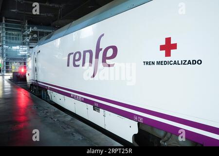 200409 -- MADRID, 9. April 2020 Xinhua -- Foto vom 8. April 2020 zeigt einen Zug zur Übertragung von COVID-19-Patienten in Madrid, Spanien. Der spanische Minister für Verkehr, Mobilität und Städteagenda Jose Luis Alabos sagte am Donnerstag, dass eine Reihe von medizinisch ausgestatteten Zügen, die bis zu 24 COVID-19-Patienten transportieren können, zwischen den autonomen Gemeinschaften Spaniens verkehren können. Ministerium für Verkehr, Mobilität und Städteagenda/Handout über Xinhua SPANIEN-MADRID-COVID-19-TRAIN PUBLICATIONxNOTxINxCHN Stockfoto