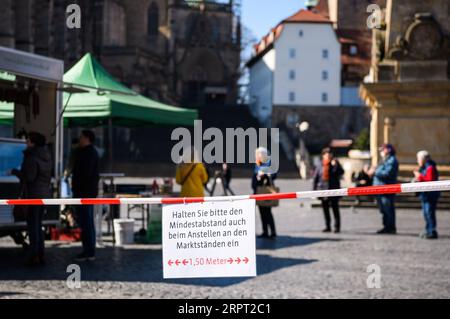 200410 -- BERLIN, 10. April 2020 Xinhua -- Ein Zeichen, um zu bemerken, dass Menschen Abstand halten, wird auf einem Markt in Erfurt, Mitteldeutschland, 1. April 2020 gesehen. Foto von Kevin Voigt/Xinhua GERMANY-COVID-19-KEEPING DISTANCE-MEASURES PUBLICATIONxNOTxINxCHN Stockfoto