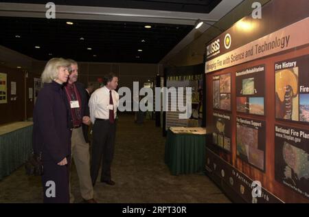 Secretary Gale Norton, vorne links, sieht sich die Ausstellung des U.S. Geological Survey auf der Feuerplangekonferenz in New Orleans, Louisiana, an, wo Norton die Gewinner des vom Innenministerium und vom Landwirtschaftsministerium gesponserten National Fire Plan Award für ihre Bemühungen zum Schutz von öffentlichem Land und Wildtieren bekannt gab Stockfoto