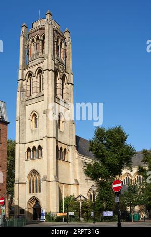 Der Turm der viktorianischen gotischen Kirche von Allerheiligen, an der Talbot Road, Notting Hill, London UK Stockfoto